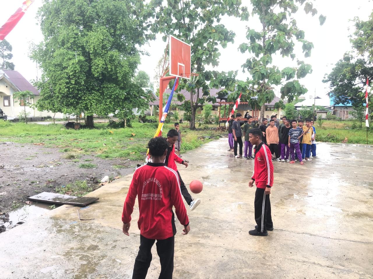 Santri bermain basket di halaman pesantren