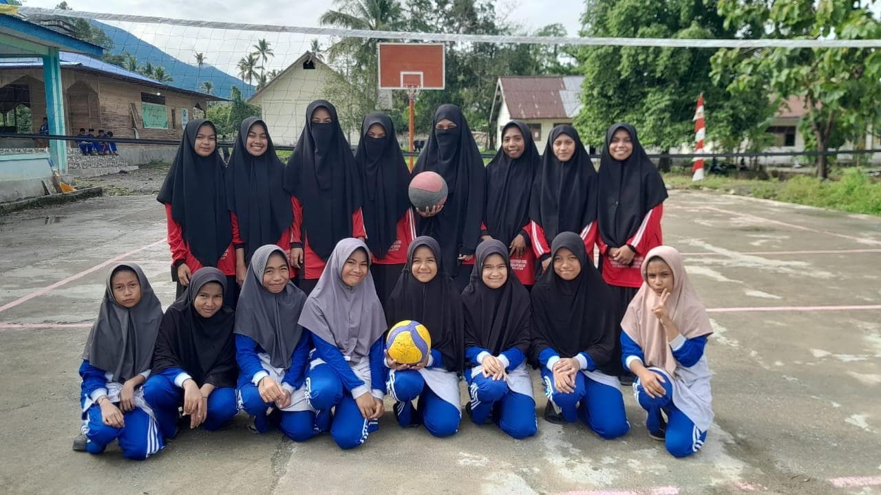Tim voli santri putri Darussalam Bacan