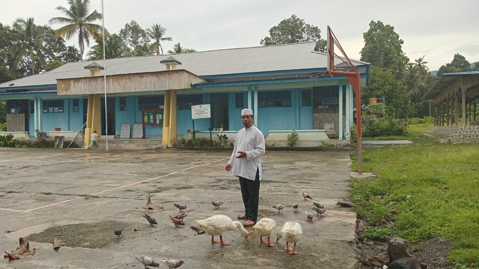 Pimpinan pesantren memberi makan merpati dan bebek
